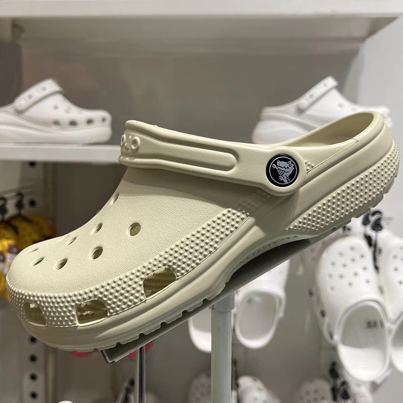 Crocs Classic Clogs Sandals รองเท้าลําลองกันลื่น ผู้ชายและผู้หญิง รองเท้าน้ําชายหาด รองเท้าแตะแบบนุ่ม