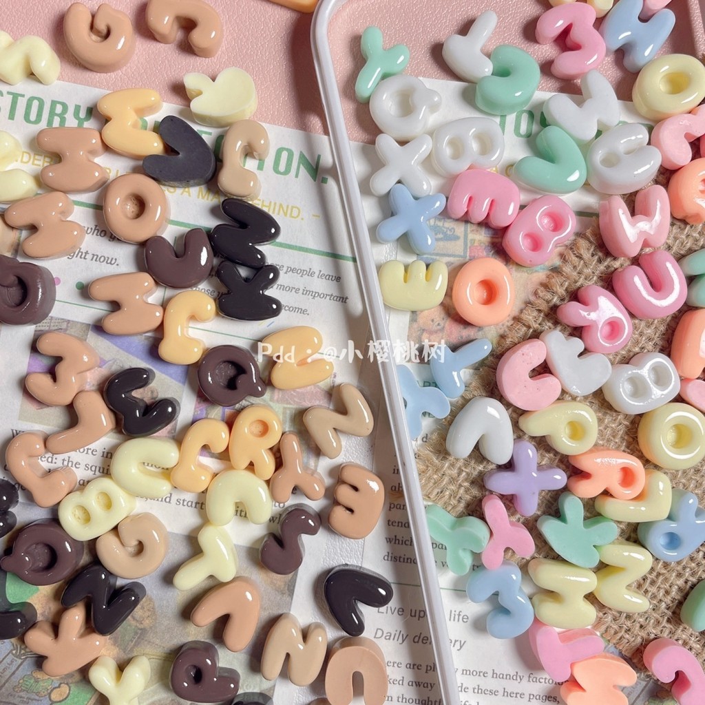 คลิปผมสีครีม 100 ชิ้นในสต็อก ตัวอักษรภาษาอังกฤษสีลูกกวาดเงา สีกาแฟผสม DIY วัสดุโทรศัพท์ อุปกรณ์เรซิน