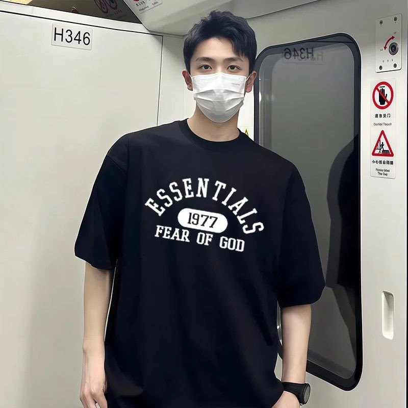 FOG ESSEN Street Wear 1977 พิมพ์ผู้ชายคู่รอบคอแขนสั้นเสื้อยืดอินเทรนด์ป้ายคอปก + Tag