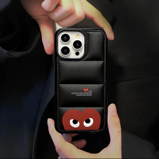 คลาสสิก CPLAY การ์ตูน LOVE Graffiti Label Hard Shell Down Jacket เคสโทรศัพท์เหมาะสําหรับ IPhone17 16 16P 16PM 16P 15 15P 15PM 14 14 14P 13 13P 13PM 12 12PM 11 11P 11P 11PM X XR 8 7P