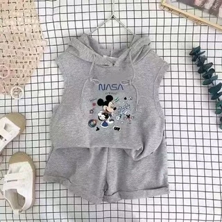 เซ็ตเสื้อมีฮู้ดเด็กชาย ฤดูร้อนใหม่สไตล์เกาหลีผ้าฝ้ายแท้แฟชั่นการ์ตูนมิกกี้เสื้อกั๊กพิมพ์กางเกงขาสั้นสบายๆด้านบนสะดวกสบายและระบายอากาศชุดสองชิ้น