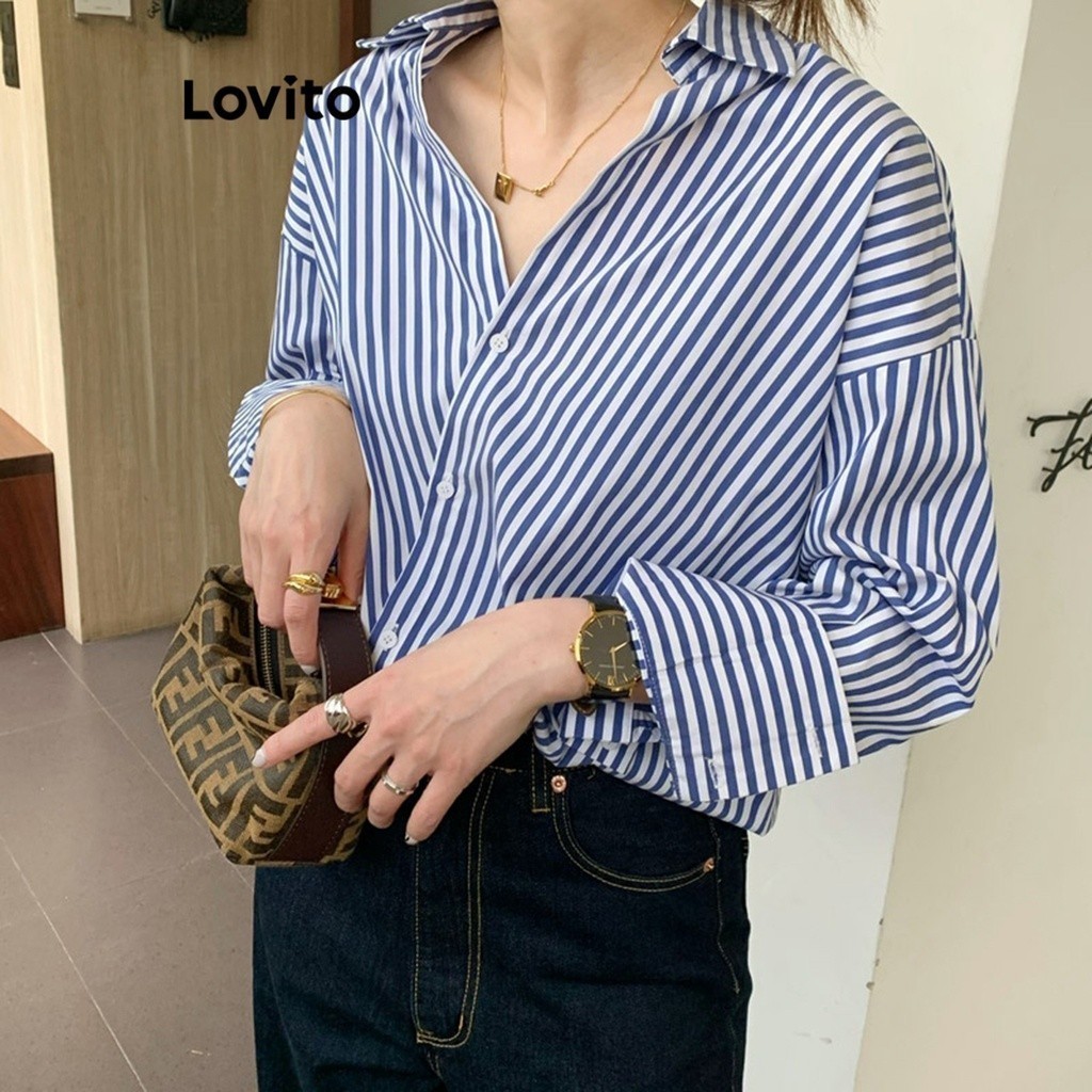 Lovito เสื้อเบลาส์ผู้หญิง กระดุมหน้า ลายทาง สไตล์ลำลอง LNA30243 (สีน้ำเงิน)
