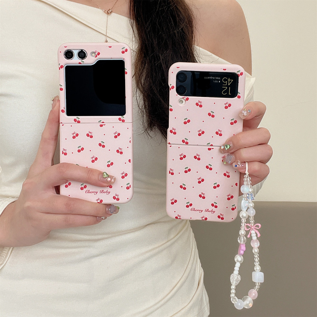 SAMSUNG น่ารักสดเต็มหน้าจอเชอร์รี่สีชมพูเคสโทรศัพท์โบว์ลูกปัดสร้อยข้อมือสําหรับSamsung Galaxy Z Flip 7 Fe Z Flip6 ZFlip 5 Zflip6 Zflip7 feกันกระแทกปกหลัง