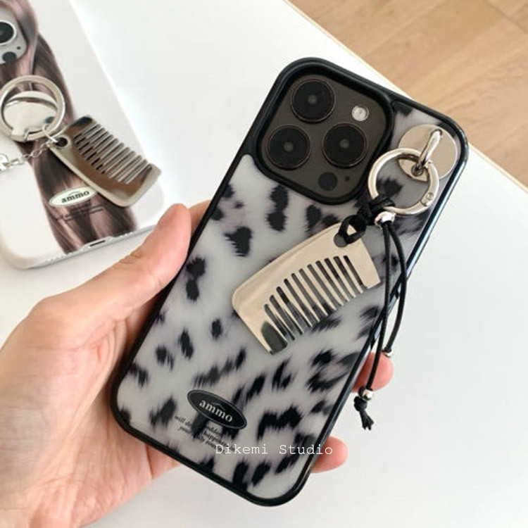 เกาหลี INS อินเทรนด์เสือดาวพิมพ์สีดําขอบนุ่มกรณีหวีเชือกสีดําจี้สําหรับ iPhone 16ProMax/15Pro/13 /12/11/14Pro เคสโทรศัพท์