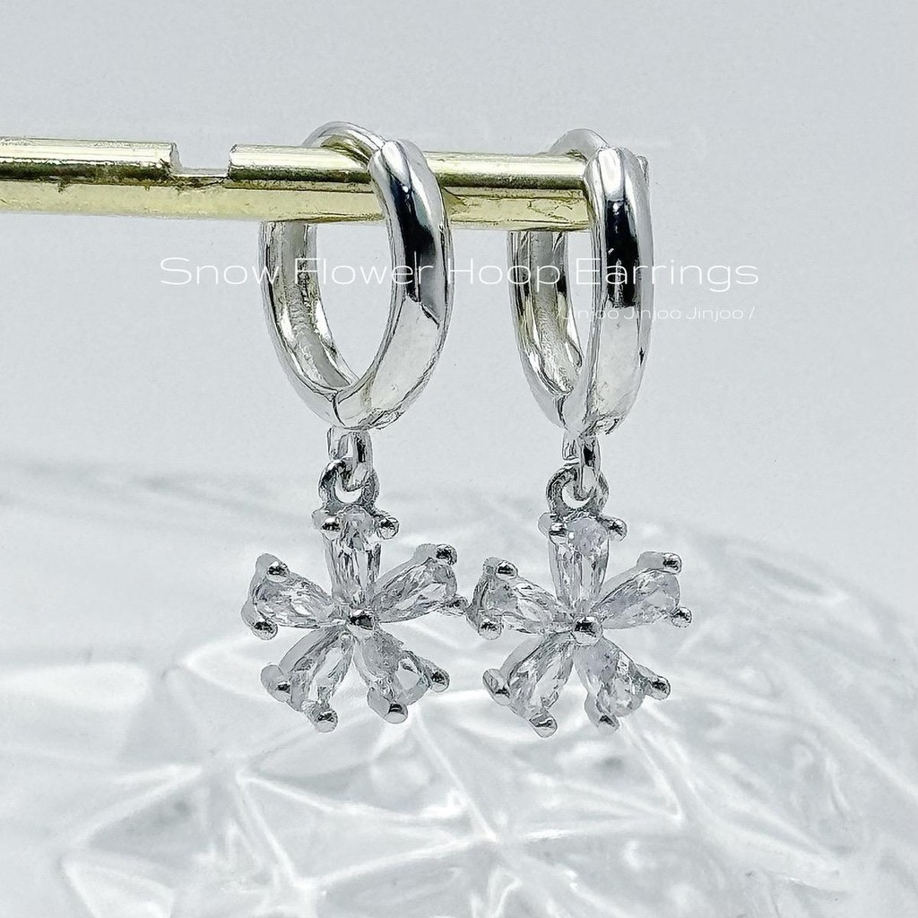 ต่างหูห่วงดอกไม้เกล็ดหิมะ Snow Flower Hoop Earrings ห่วงขนาด 10 mm. So Beautiful รหัส EJ25