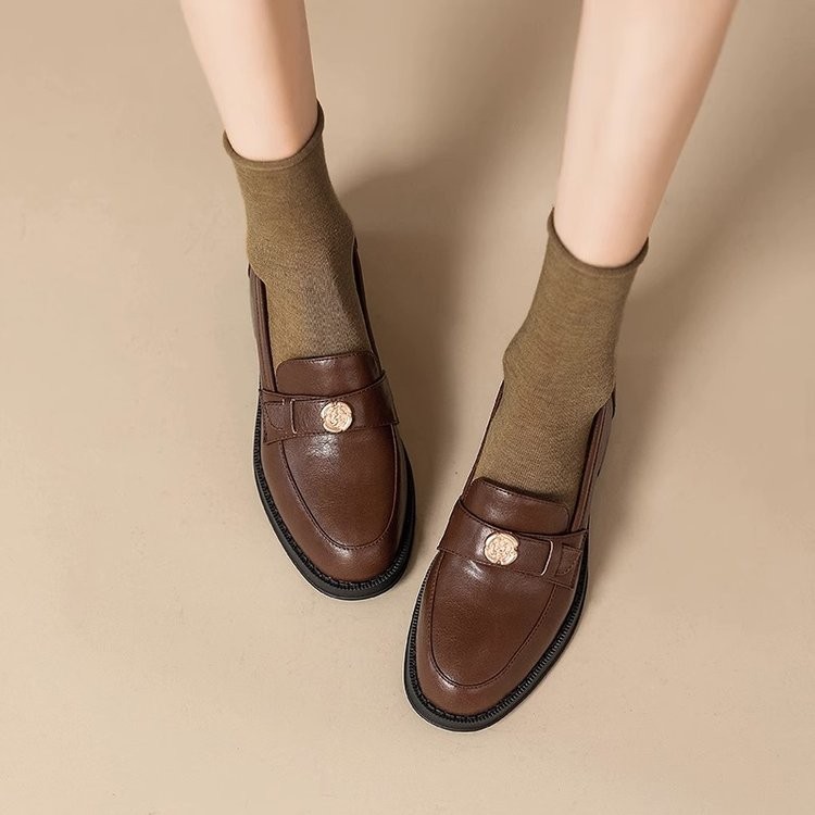สไตล์อังกฤษ Casual Camellia รองเท้าโลฟเฟอร์ PU สไตล์ใหม่สีน้ําตาล Preppy กลางส้น JK ชุดรองเท้าหนังขนาดเล็กรองเท้าเดี่ยวผู้หญิง