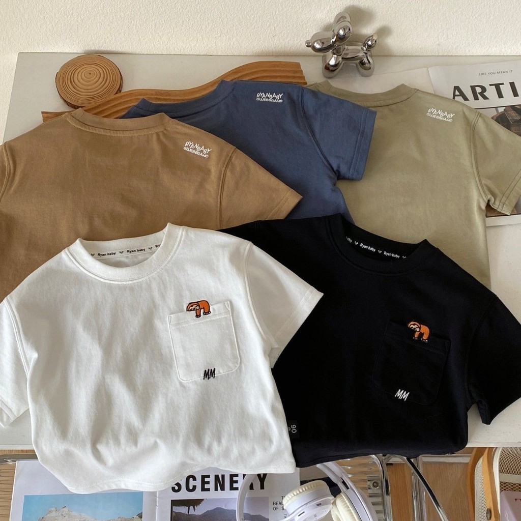 เสื้อยืดแขนสั้นเด็กผู้ชายฤดูร้อนสไตล์ใหม่แฟชั่นเวอร์ชั่นเกาหลีผ้าฝ้ายแท้คอกลมเย็บปักถักร้อยสไตล์ญี่ปุ่นหลวมสบายๆนุ่มสบายด้านบน