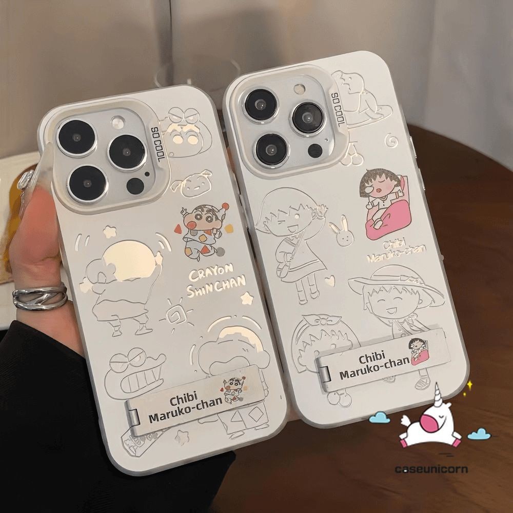 น่ารัก Chibi Maruko-chan คู่สําหรับ IPhone 7Plus 11 14 13 12 15 Pro Max XR XS Max X 8 15 7 14 Plus SE 2020 การ์ตูน Crayon Shin-chan เลนส์โลหะพับกรณี