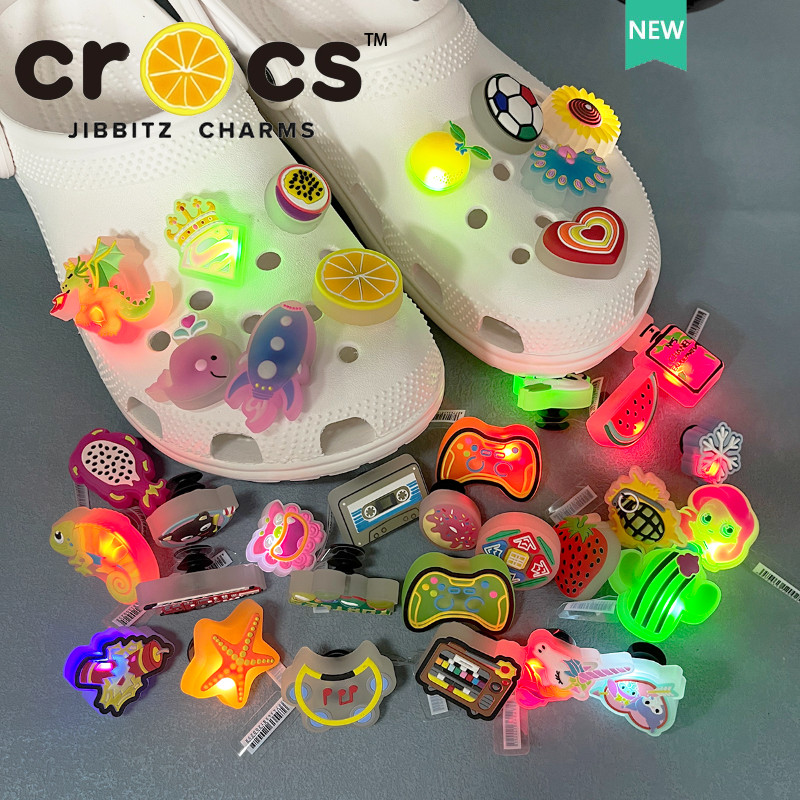 Led jibbitz crocs แท้ กระดุมรองเท้า charm อุปกรณ ์ ส ่ องสว ่ างกระพริบรองเท ้ าดอกไม ้ แฟชั ่ นรองเท ้ าอุปกรณ ์ เสริม
