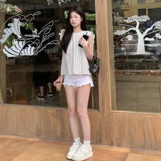 เสื้อแขนกุดแต่งระบาย ลายทางสีฟ้าอ่อน คอกลม สไตล์มินิมอล