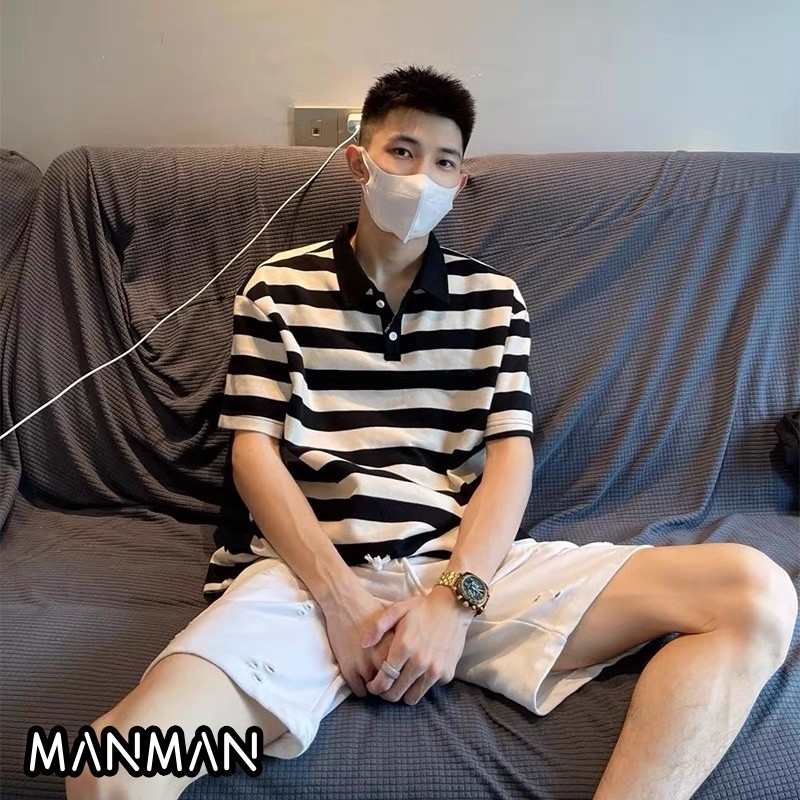 MANMAN เสื้อโปโลผู้ชาย เสื้อลายทาง แขนสั้นคอปก แบบหลวม แมทช์ลุคง่าย