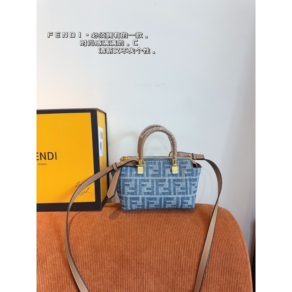 Fendi กระเป๋าสะพายสไตล์เกาหลีกระเป๋าสะพายผู้ชายและผู้หญิงกระเป๋าโท้ทกระเป๋าถือผู้หญิงระดับไฮเอนด์หรู