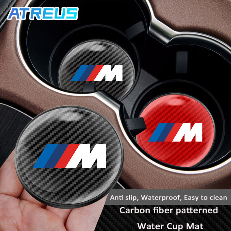 1/2ชิ้น BMW M แผ่นรองแก้วน้ำในรถ​​ แผ่นรองขวดน้ำในรถยนต์ กันลื่น คาร์บอนไฟเบอร์ แผ่นรองแก้วเครื่องดื่ม สำหรับ BMW G20 F10 E46 F30 E39 G30 E60 E90 X1 E84 645ci E63 E36 E30 X3 F25 X3 G01 X1 F48 F32 F34 E92 G22 F44 IX3 I4 IX