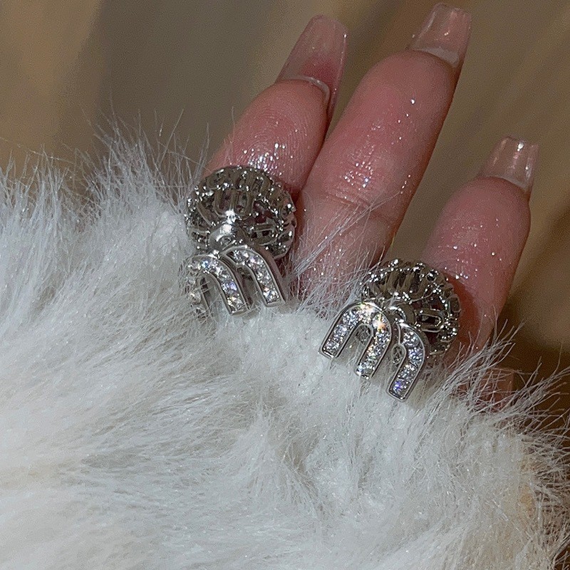 2025 One Style Two-Wear กระพริบเพชร M Letter Hollow Ball ต่างหู - รูปที่ 3