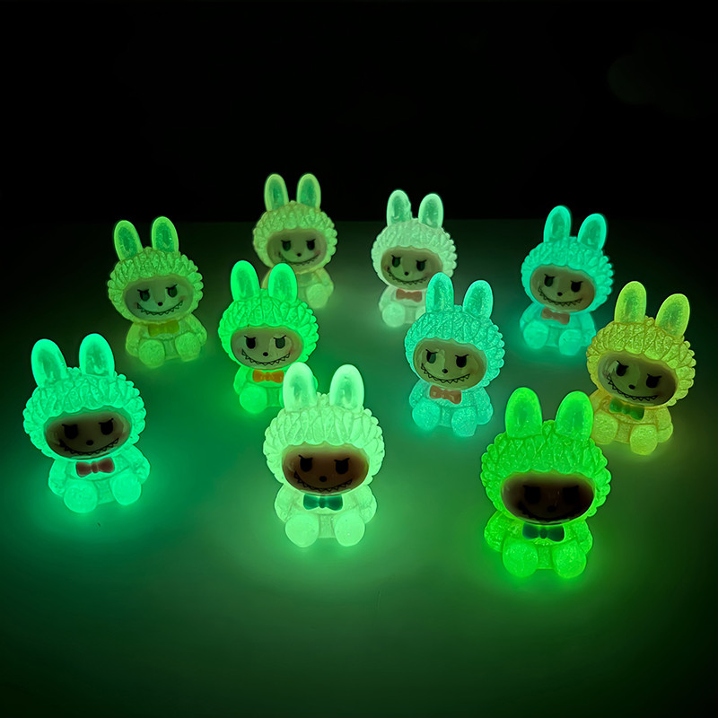 [Thsgrt1] Luminous Labubu Doll Micro Landscape Car DIY เรซิ่นอุปกรณ์ตกแต่งของเล่นลูกหมูเรืองแสง [TH]