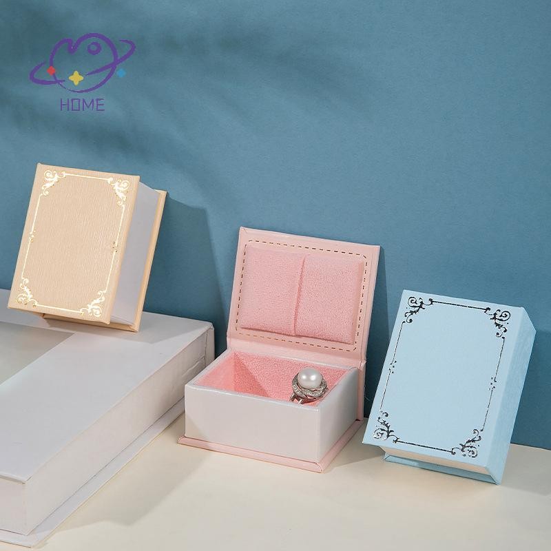 [mayhome] กล่องแหวนรูปหนังสือ 1 ชิ้นพร้อมผ้าหนังนิ่มซับ Creative Flip ฝาปิดแหวนแม่เหล็กผู้ถือต่างหูเครื่องประดับของขวัญอุปกรณ์เสริม {TH}