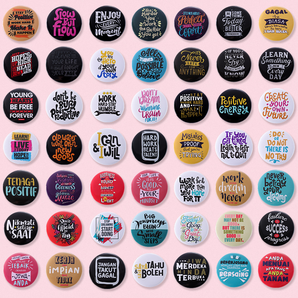 เข็มกลัด ลายข้อความภาษาอังกฤษ ทรงกลม 44 มม. 50 แบบ เครื่องประดับแฟชั่น สําหรับเพื่อน