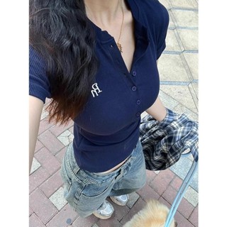 BIMI เสื้อยืดผู้หญิงสีน้ำเงินกรมท่า คอวี ทรงกระชับ ประดับปุ่…