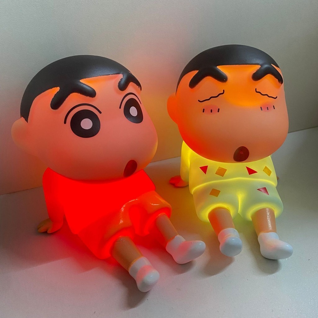 พร้อม Led Mini Universal Lazy Stand Creative Crayon Shin-chan ขาตั้งโทรศัพท์เดสก์ท็อปเครื่องประดับที่วางโทรศัพท์