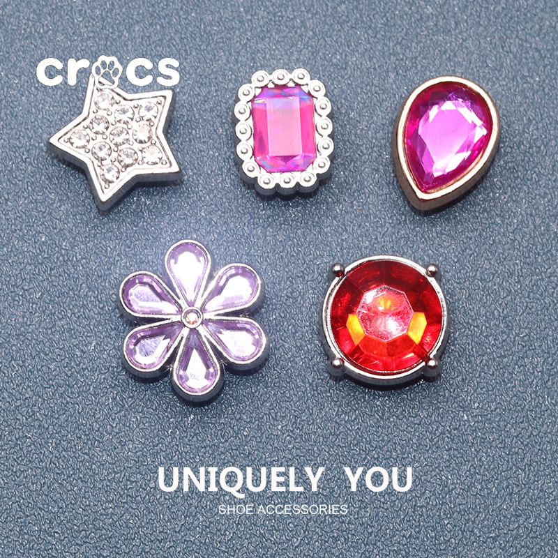 Crocs JIbbitz หัวใจโลหะ JIbbitz โลหะรองเท้าบาสเก็ตบอลหัวเข็มขัด charm Crocs อัญมณีดอกไม้รองเท้าอุปกรณ์เสริม