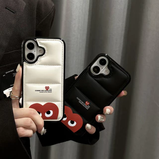 คลาสสิก CPLAY การ์ตูน LOVE Graffiti Label Hard Shell Down Jacket เคสโทรศัพท์เหมาะสําหรับ IPhone17 16 16P 16PM 16P 15 15P 15PM 14 14 14P 13 13P 13PM 12 12PM 11 11P 11P 11PM X XR 8 7P