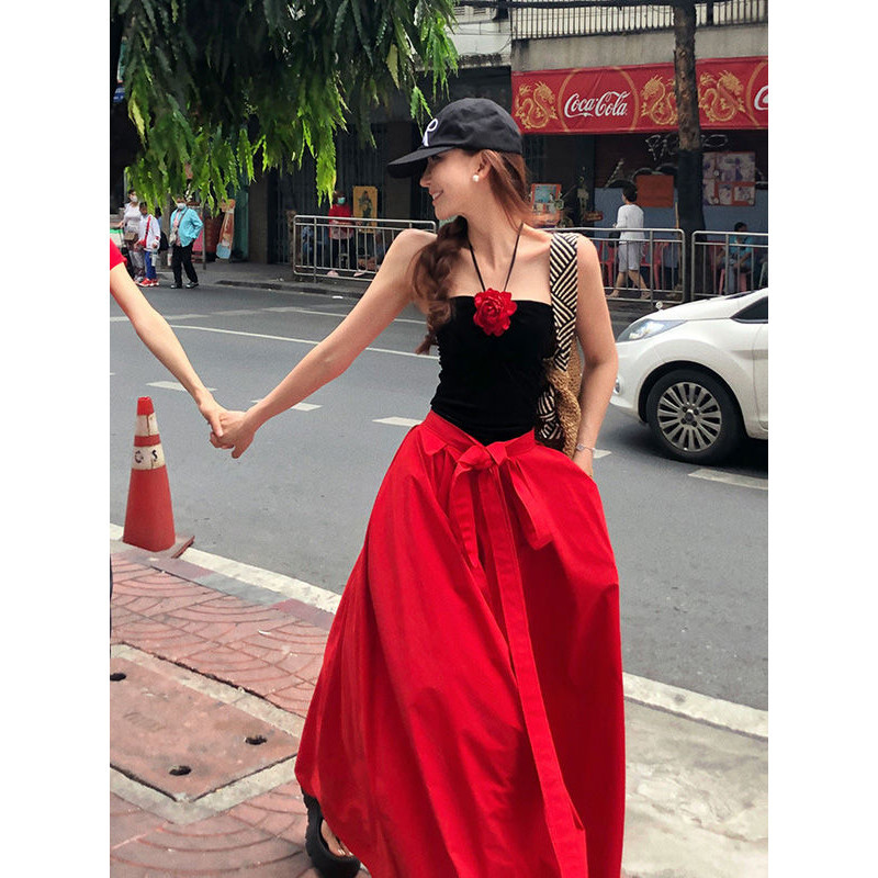 สองชิ้นสีแดงฤดูร้อนด้านบนชุดแกว่งขนาดใหญ่เชือกแขวนคอคอสไตล์ใหม่ซอกโบว์ริบบิ้นกระโปรงสีดํา2024 ล0คิวอาร์