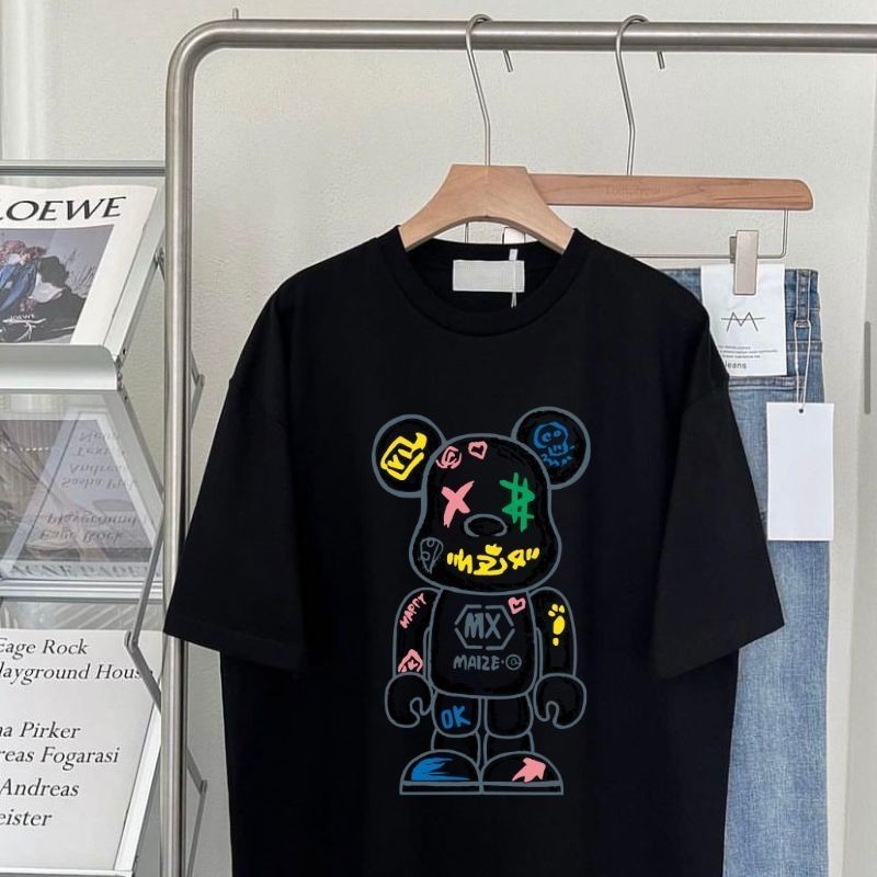 Basi เสื้อยืด oversize คอกลม พิมพ์ลายหมีน่ารักเท่ๆMXOK สตรีท ผ้าคอตตอนแท้ไม่ยืดไม่ย้วย สไตล์เกาหลี Unisex ขาว ดำ