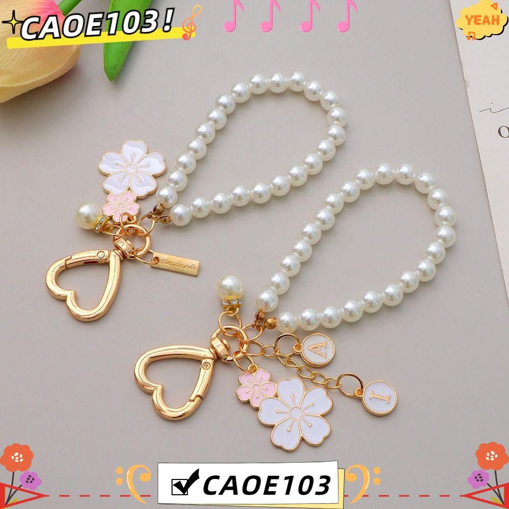 Caoe103 พวงกุญแจ Cherry Blossoms จี้ตัวอักษรแฟชั่น Pearl Beaded Chain, อุปกรณ์เสริมกระเป๋ากุญแจรถหรูหราอินเทรนด์