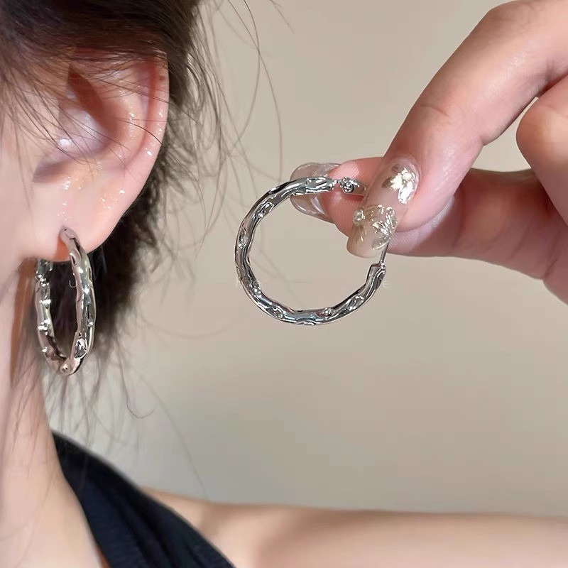 การออกแบบที่เรียบง่ายวงกลมหัวเข็มขัดหูกระดุมต่างหูอุปกรณ์เสริมสําหรับผู้หญิง