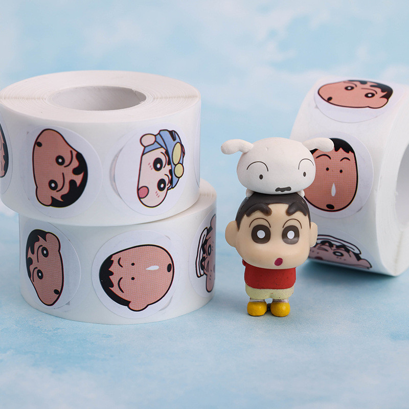 [500 สติ๊กเกอร์] สติ๊กเกอร์เครยอนชินจังสติกเกอร์ปิดผนึกรอบ50ฉลากกาวเด็กการ์ตูนม้วนสติกเกอร์ขายส่ง