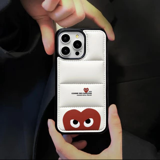 คลาสสิก CPLAY การ์ตูน LOVE Graffiti Label Hard Shell Down Jacket เคสโทรศัพท์เหมาะสําหรับ IPhone17 16 16P 16PM 16P 15 15P 15PM 14 14 14P 13 13P 13PM 12 12PM 11 11P 11P 11PM X XR 8 7P