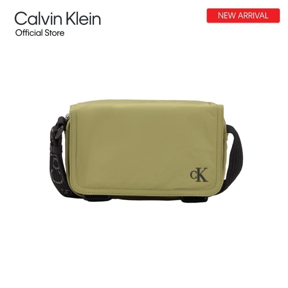 CALVIN KLEIN กระเป๋าสะพายข้างผู้ชาย Ultralight Flap Camera Bag รุ่น HH3928 305 - สี DARK JUNIPER
