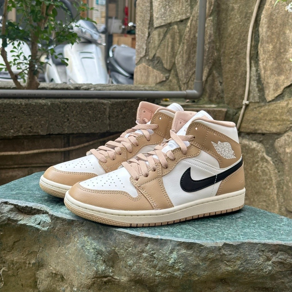 Air a/j 1 Mid "Desert" Black Hook Pearl Milk Tea รองเท้าผู้หญิง BQ6472-103