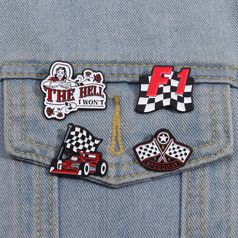F1 Racing Contact สัญญาณธงเข ็ มกลัดสีดําและสีขาว Checkered ธงโลหะลูกปัดเสื ้ อผ ้ า Pin เครื ่ องประดับอุปกรณ ์ เสริมของขวัญ