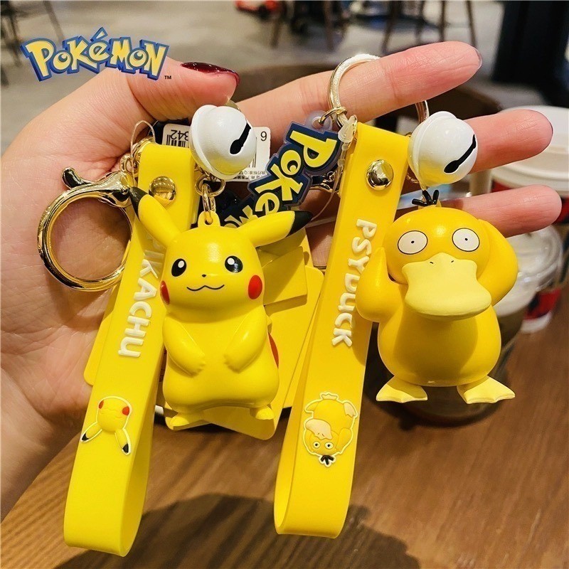 พวงกุญแจโปเกมอน Pikachu สร้างสรรค์อะนิเมะการ์ตูนพวงกุญแจเครื่องประดับตุ๊กตา Eevee Psyduck Rowlet สํา