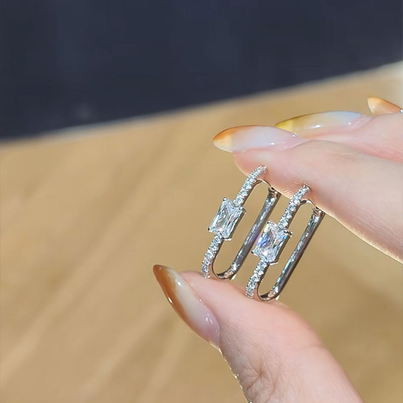 APM Monaco เพชรสี่เหลี่ยมเล็กต่างหูเงิน 925 เงินหรูหราต่างหูของขวัญวันเกิดหญิง