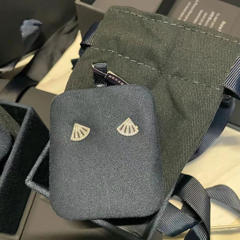 APM Monaco ต่างหูพัดลมขนาดเล็กการออกแบบอินเทรนด์ทารกเพชรเต็มเพทายเงินสเตอร์ลิงแฟนของขวัญ