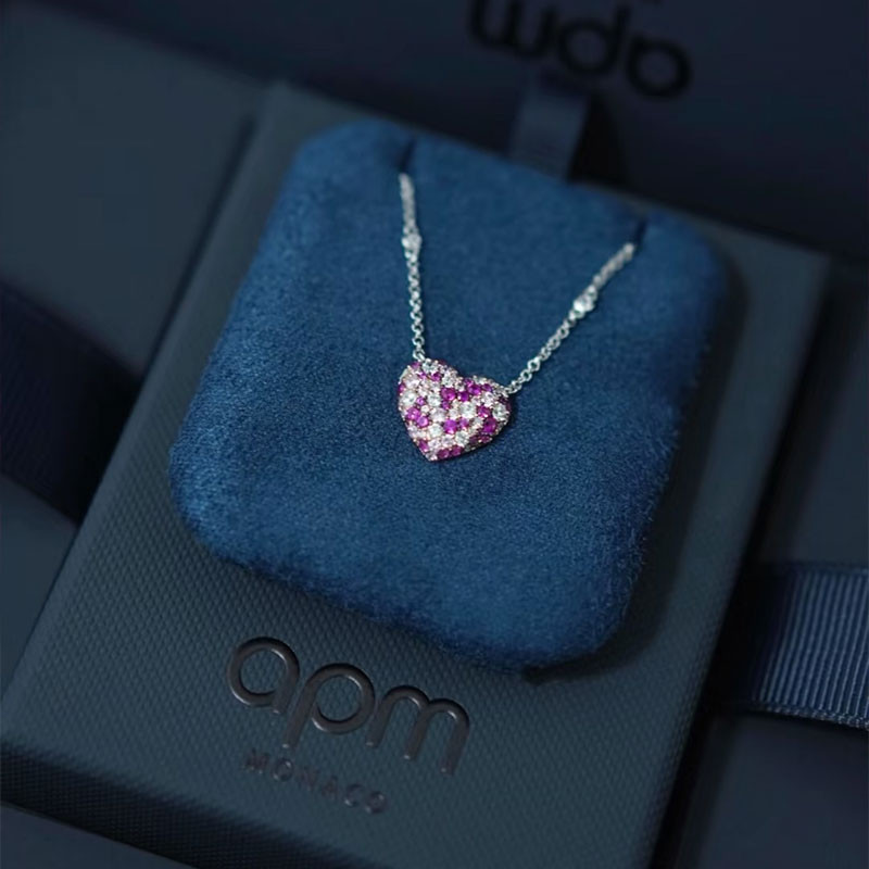 APM Monaco ขนาดเล็กสร้อยคอหัวใจสีสันสดใส 925 เงินโซ่กระดูกไหปลาร้าแบบปรับได้เครื่องประดับหรูหรา