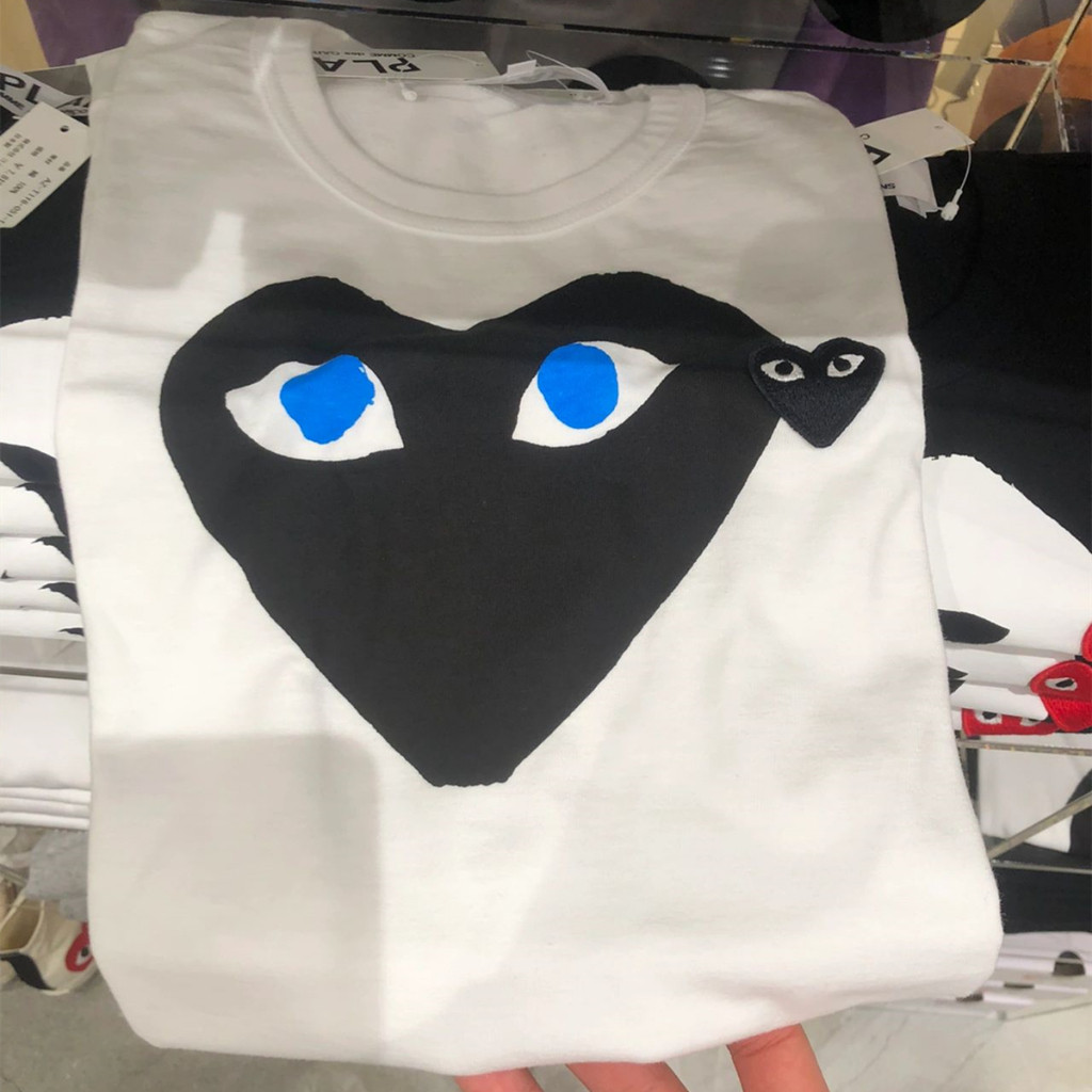 สัญลักษณ์ CDG Kawakubo Rei Play ตัวอักษรเรียบง่าย ตา สปาเก็ตตี้ หัวใจ เสื้อยืดผู้ชายแขนสั้นผู้หญิง