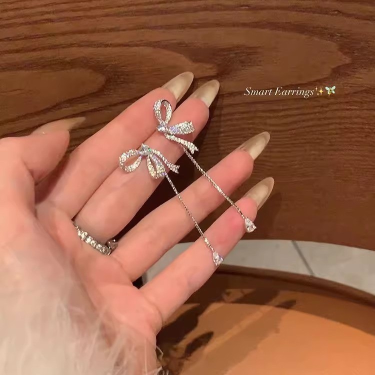 2025 โบว์หยดน้ําต่างหูพู่หญิงแสง อิน อารมณ์เฉพาะต่างหู