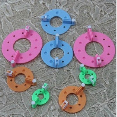 เครื่องมือถัก Diy เครื่องทําเส้นด้าย Pompom Maker Ball Maker Set 4 คู่สีสุ่ม