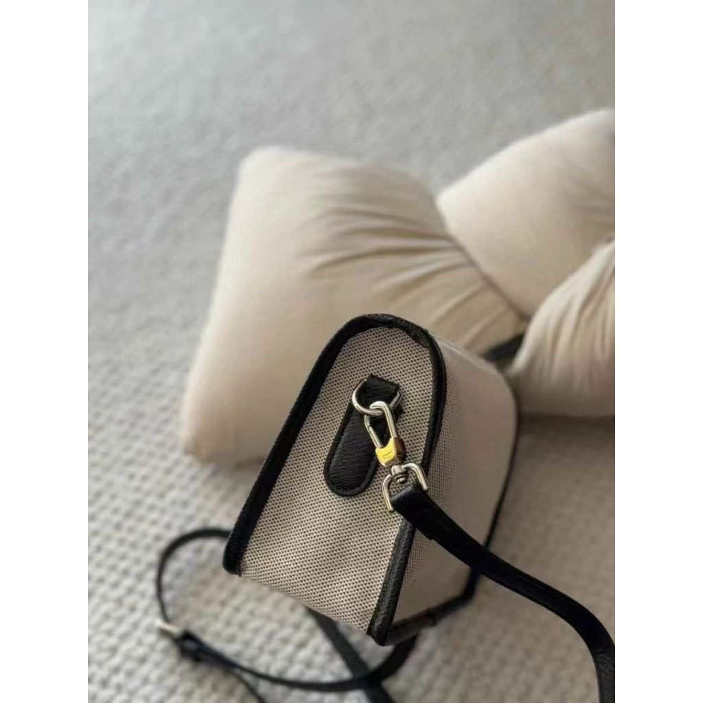 Essential TOILE กระเป๋าหญิงขนาดเล็กหนึ่งไหล่ Crossbody กระเป๋าสี่เหลี่ยมเล็ก LX250224