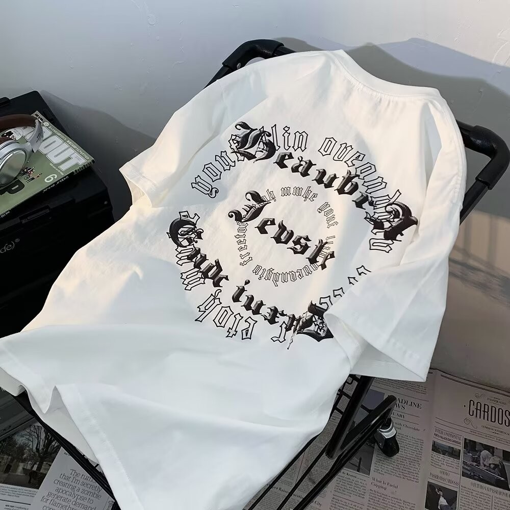 พร้อมส่ง เสื้อยืด M-8XL เสื้อยืดแขนสั้นลําลอง ทรงหลวม โอเวอร์ไซซ์ สไตล์เกาหลี สตรีท แฟชั่นการพิมพ์ตัวอักษรกอธิค สําหรับผู้ชาย สําหรับผู้ชาย และผู้หญิง