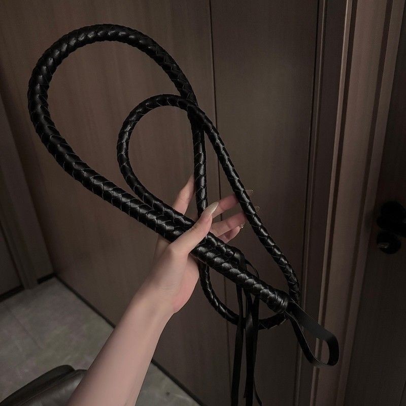 แส้หนังขนาดเล็ก Black Horse Whip Shepherd Long Leather Whip pu Black cos Knight อุปกรณ์ฟิตเนส Sanso Whip Long Snake Whip ~ 25324 ~