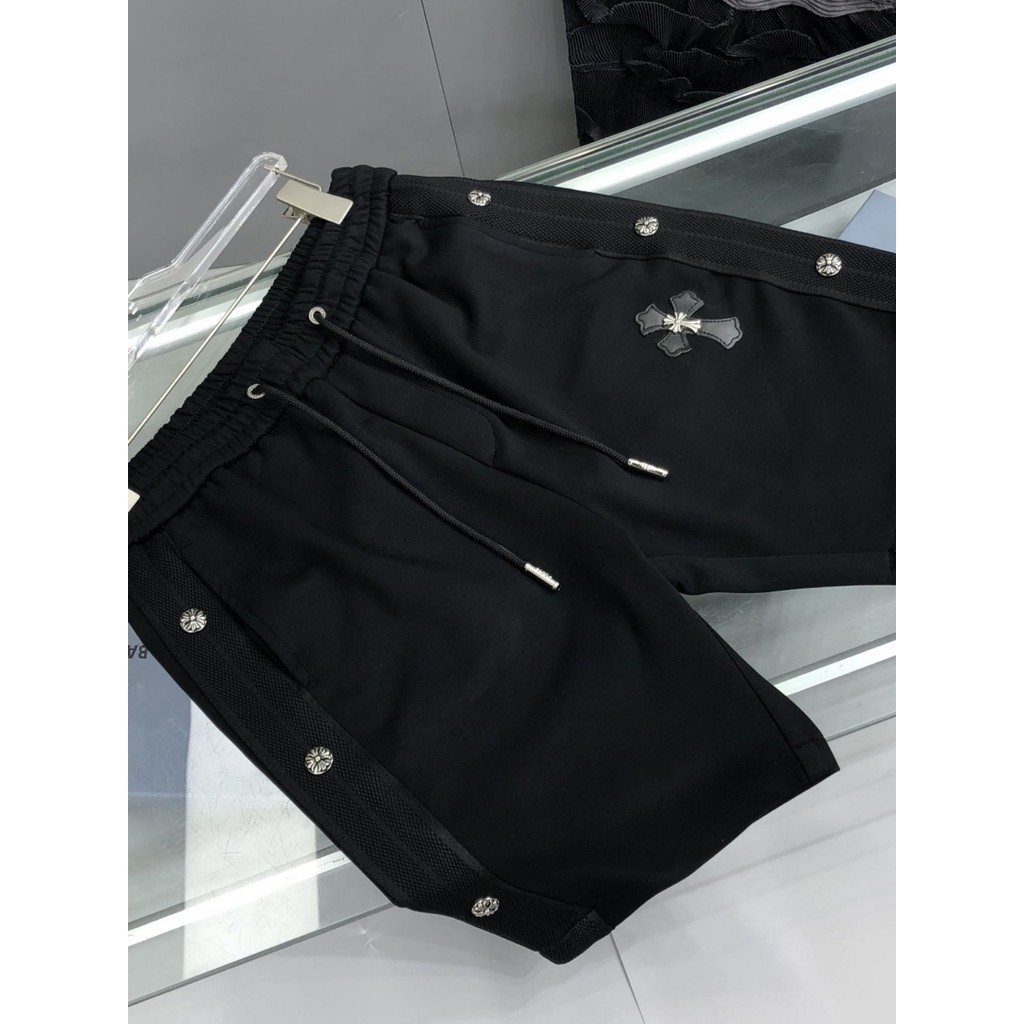 2024 ฤดูร้อนเสื้อผ้าผู้ชายระดับไฮเอนด์เย็บโลหะข้ามกีฬากางเกงขาสั้นลําลองหลวมชายหาดยุโรปกางเกงห้าจุด [คลังสินค้าพร้อม]