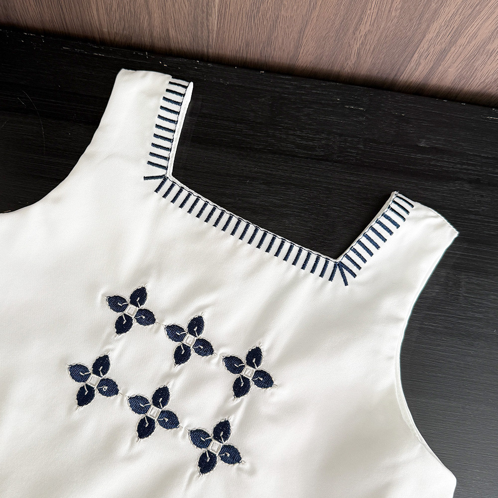 หมีผู้นําเกาหลีรุ่นดอกไม้เย็บปักถักร้อยเสื้อยืดด้านบน + กระโปรงชุดสองชิ้น 3-7 ปีแขนกุดธรรมดาสาวเสื้อผ้า รายา สวมใส่