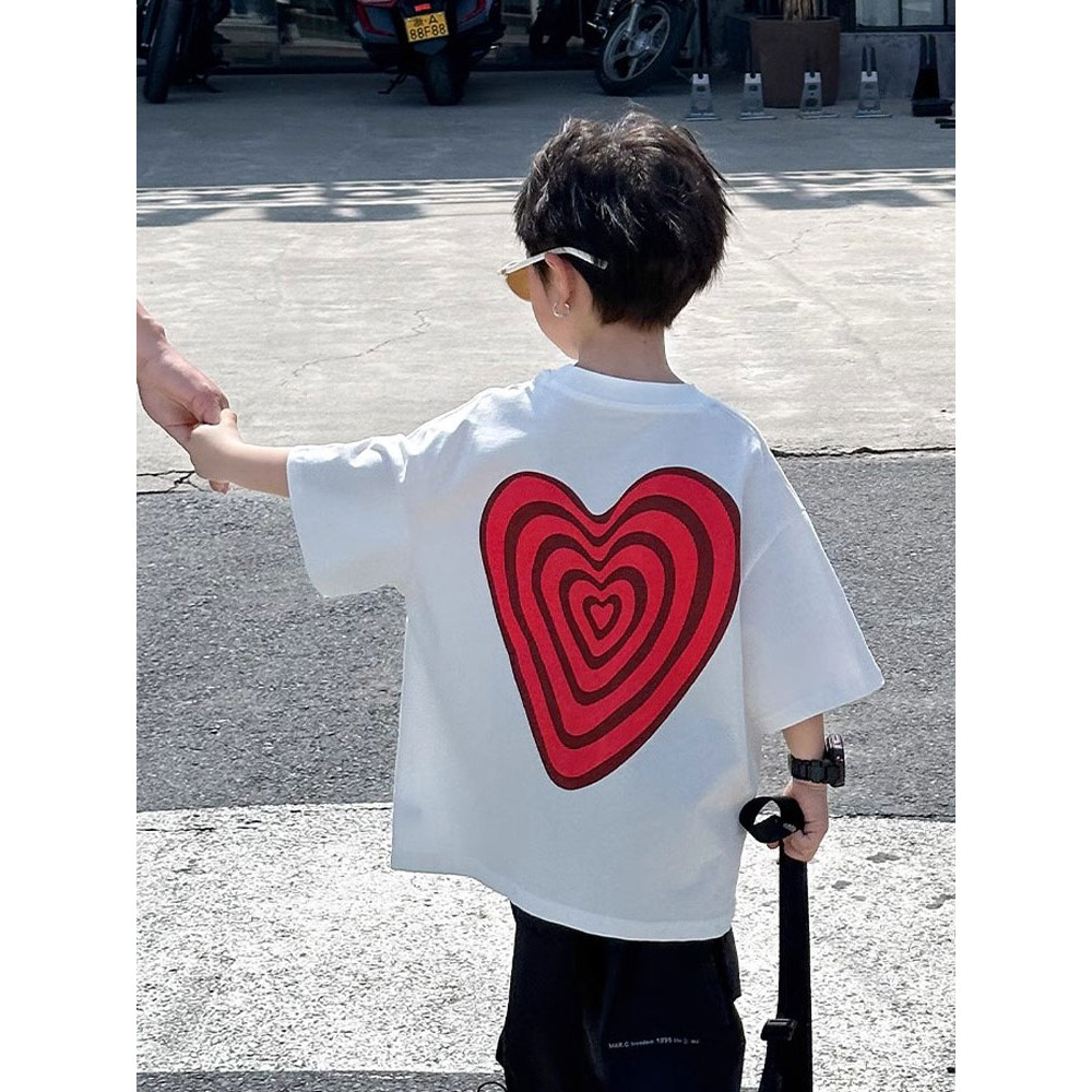 เสื้อผ้าเด็กชาย สไตล์โมเดิร์น และแฟชั่น รวมถึงรูปภาพเครื่องประดับโมเดิร์นและอุปกรณ์ส่วนตัว สบายและมีความแฟชั่น