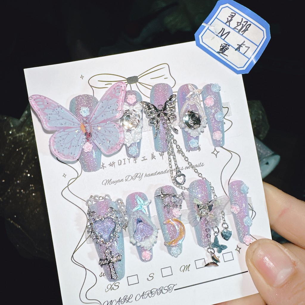 ทำมือ+กาวฟรี เล็บปลอมแบบยาวแบบโลงศพและสติลเลตโต สาวฝัน สีชมพูหวาน แบบกดบนเล็บ ลายผีเสื้อไล่ระดับหรูหรา บุคลิกภาพ เล็บปลอมพร้อมกาวและกล่อง