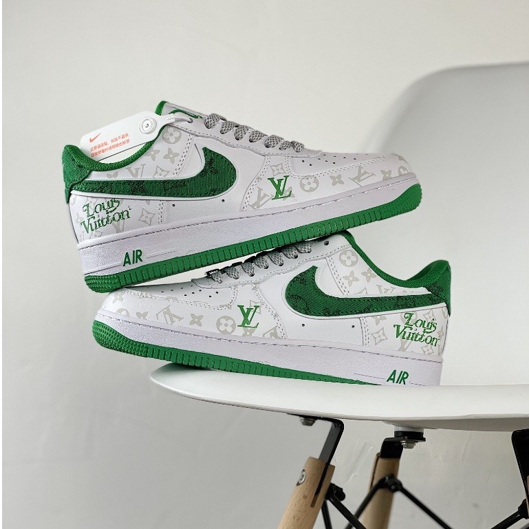 Louis Vuitton x Nike Air Force 1 Low cut รองเท ้ าบาสเก ็ ตบอลรองเท ้ าผ ้ าใบลําลองสําหรับผู ้ ชายผู ้ หญิงสีขาวสีเขียว