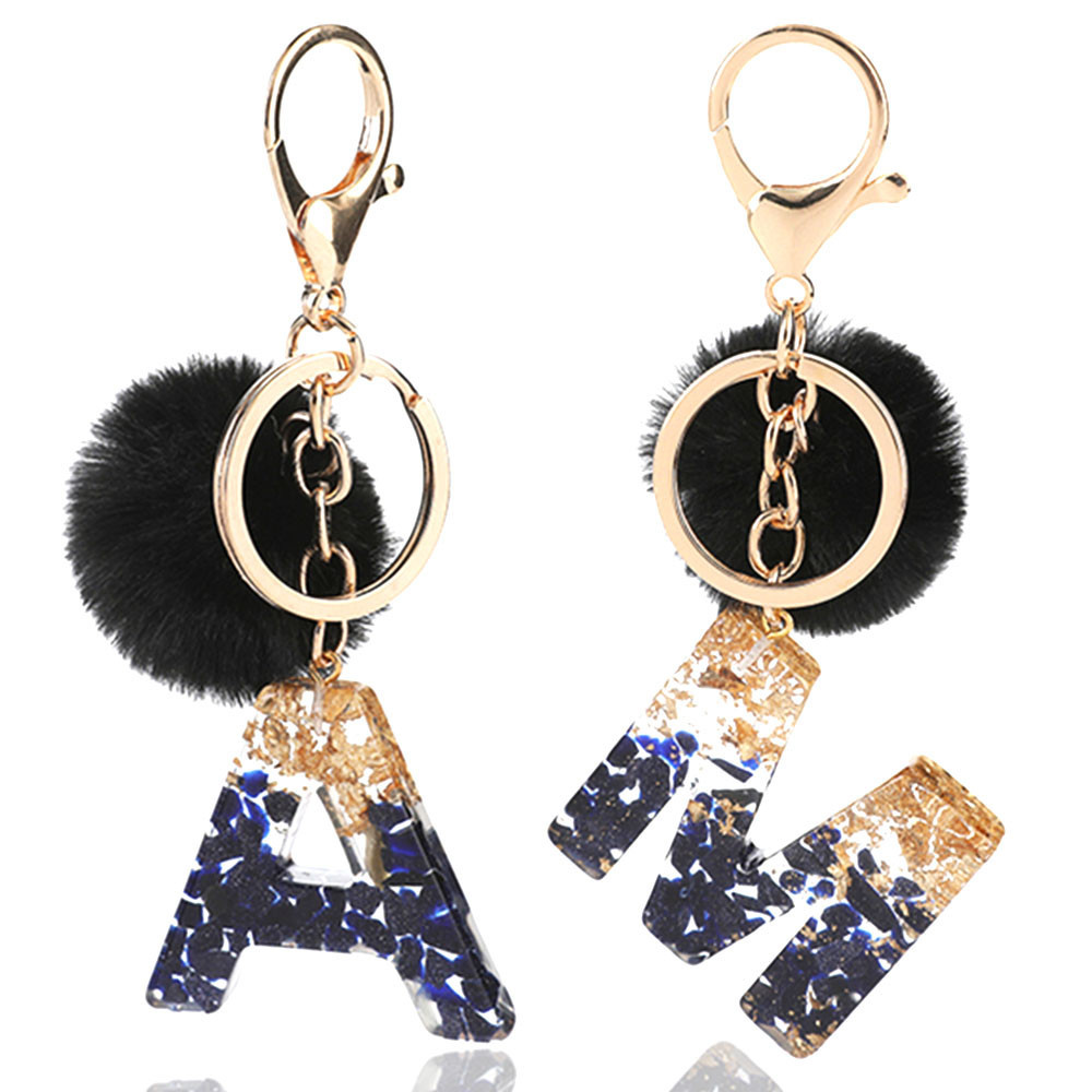 แฟชั่นสีดําfluffy Pompom 26 ตัวอักษรKey Chainฟอยล์ทองFilled Gradientเรซิ่นแหวนAZตัวอักษรกระเป๋าถือCharmsจี้